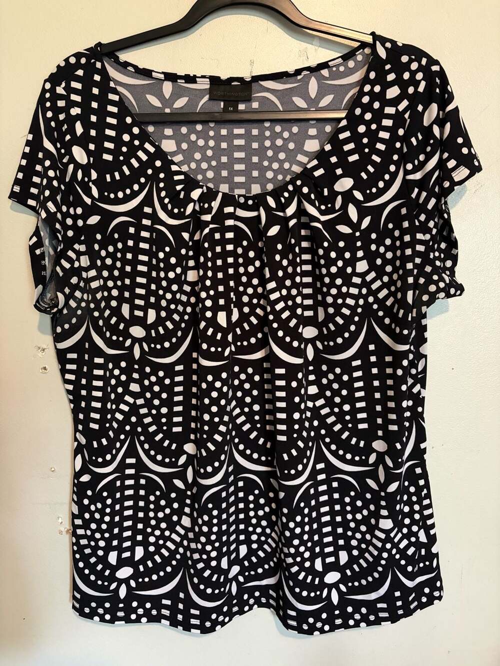Worthington Women's Black and White Geometric Print Short Sleeve Blouse
